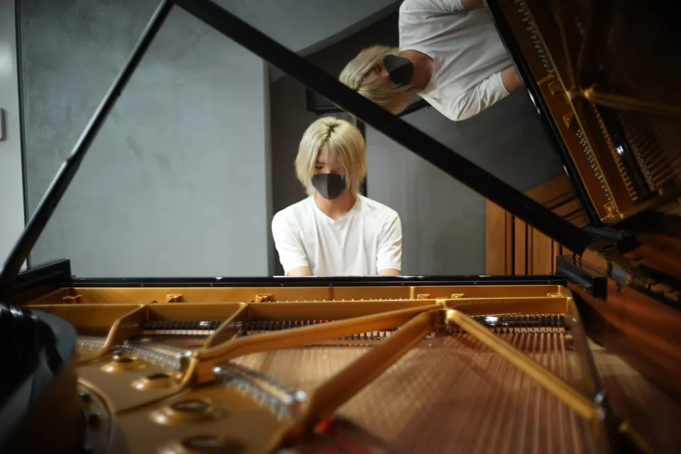 ピアノを演奏するこよぬ